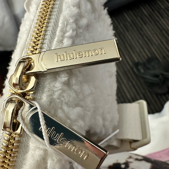 NWT Lululemon Everywhere Belt Bag Fleece Large 2L White Opal/Gold NWTs - Picture 5 of 9